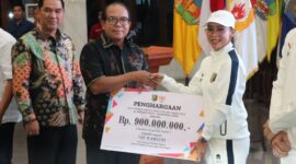 Pj. Gubernur Lampung, Samsudin memberikan Penghargaan dan Pembinaan kepada Atlet dan Pelatih | Foto: Ist.
