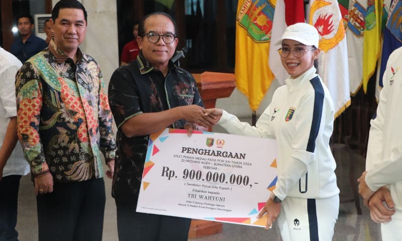 Pj. Gubernur Lampung, Samsudin memberikan Penghargaan dan Pembinaan kepada Atlet dan Pelatih | Foto: Ist.