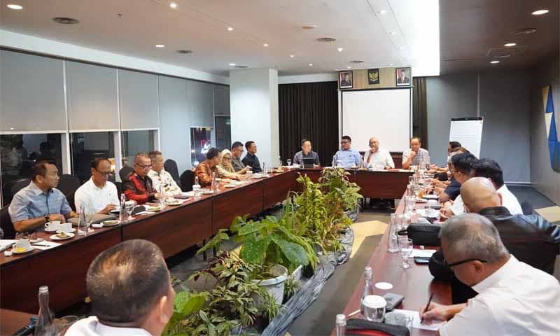Gubernur Rahmat Mirzani Djausal saat rapat bersama pengurus pusat Dekopin dan Inkud | Foto: Ist.