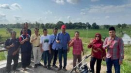 Anggota DPRD Lampung Diah Dharma Yanti menemui warga Desa Braja Asli, Lampung Timur yang berkonfil dengan gajah, saat masa reses, Rabu (30/7/2025) | Foto: Ist.