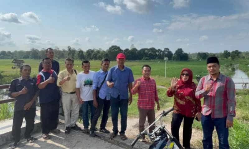 Anggota DPRD Lampung Diah Dharma Yanti menemui warga Desa Braja Asli, Lampung Timur yang berkonfil dengan gajah, saat masa reses, Rabu (30/7/2025) | Foto: Ist.