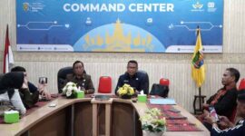 Pelaksana Tugas Kepala Badan Kepegawaian Daerah (BKD) Lampung, Rendi Riswandi, didampingi Kepala Dinas Komunikasi, Informatika, dan Statistik, Ganjar Jationo, di ruang Command Center Dinas Kominfotik | Foto: Ist.