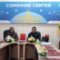 Pelaksana Tugas Kepala Badan Kepegawaian Daerah (BKD) Lampung, Rendi Riswandi, didampingi Kepala Dinas Komunikasi, Informatika, dan Statistik, Ganjar Jationo, di ruang Command Center Dinas Kominfotik | Foto: Ist.