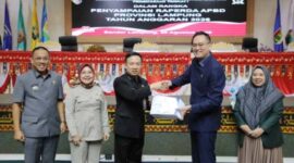 Pemprov Lampung Serahkan Raperda APBD 2026 ke DPRD | Foto: Ist.