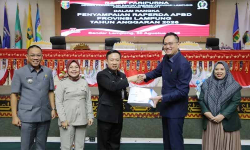 Pemprov Lampung Serahkan Raperda APBD 2026 ke DPRD | Foto: Ist.