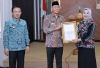 Gubernur Lampung Rahmat Mirzani Djausal Lepas Purna Bakti Tina Malinda | Foto: Ist.