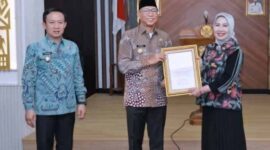 Gubernur Lampung Rahmat Mirzani Djausal Lepas Purna Bakti Tina Malinda | Foto: Ist.