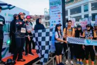 Ketua Tim Penggerak PKK Provinsi Lampung, Purnama Wulan Sari, melepas ratusan peserta Charity Run For Palestina | Foto: Ist.