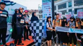 Ketua Tim Penggerak PKK Provinsi Lampung, Purnama Wulan Sari, melepas ratusan peserta Charity Run For Palestina | Foto: Ist.