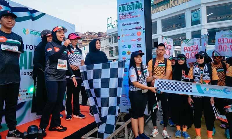 Ketua Tim Penggerak PKK Provinsi Lampung, Purnama Wulan Sari, melepas ratusan peserta Charity Run For Palestina | Foto: Ist.