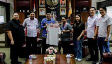 Gubernur Lampung Rahmat Mirzani Djausal foto bersama atlet e-Sport asal Lampung, Elga Cahya Putra | Foto: Ist.