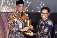 Gubernur Lampung, Rahmat Mirzani Djausal menerima penghargaan Mandaya dari Menko Pemberdayaan Masyarakat A. Muhaimin Iskandar | Foto: Ist.