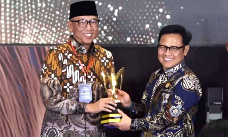 Gubernur Lampung, Rahmat Mirzani Djausal menerima penghargaan Mandaya dari Menko Pemberdayaan Masyarakat A. Muhaimin Iskandar | Foto: Ist.