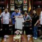 Gubernur Lampung Rahmat Mirzani Djausal foto bersama atlet e-Sport asal Lampung, Elga Cahya Putra | Foto: Ist.