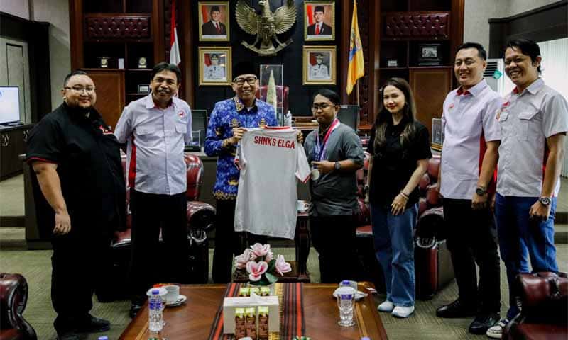 Gubernur Lampung Rahmat Mirzani Djausal foto bersama atlet e-Sport asal Lampung, Elga Cahya Putra | Foto: Ist.