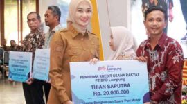 Wakil Gubernur Lampung, Jihan Nurlela menyerahkan Kredit Usaha Rakyat (KUR) | Foto: Ist.