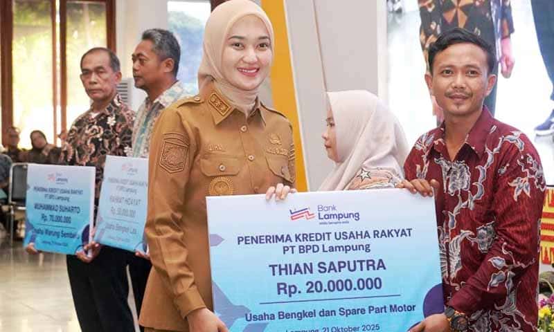 Wakil Gubernur Lampung, Jihan Nurlela menyerahkan Kredit Usaha Rakyat (KUR) | Foto: Ist.