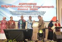 Marindo Kurniawan meraih penghargaan Sekda Terbaik Kategori Vision | Foto: Ist.