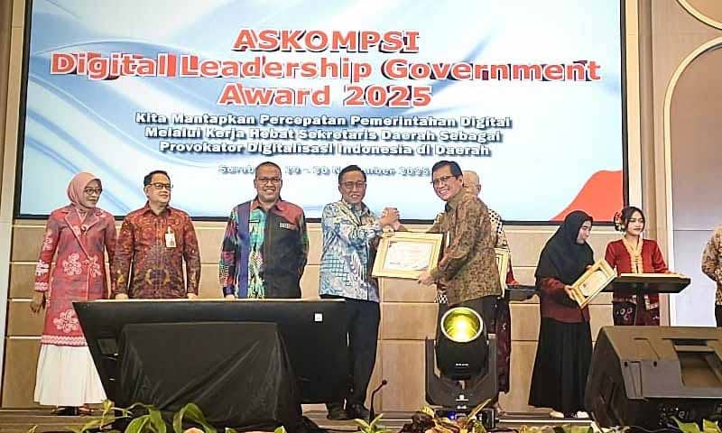Marindo Kurniawan meraih penghargaan Sekda Terbaik Kategori Vision | Foto: Ist.