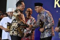 Gubernur Lampung, Rahmat Mirzani Djausal menerima penghargaan | Foto: Ist.