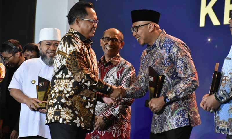 Gubernur Lampung, Rahmat Mirzani Djausal menerima penghargaan | Foto: Ist.
