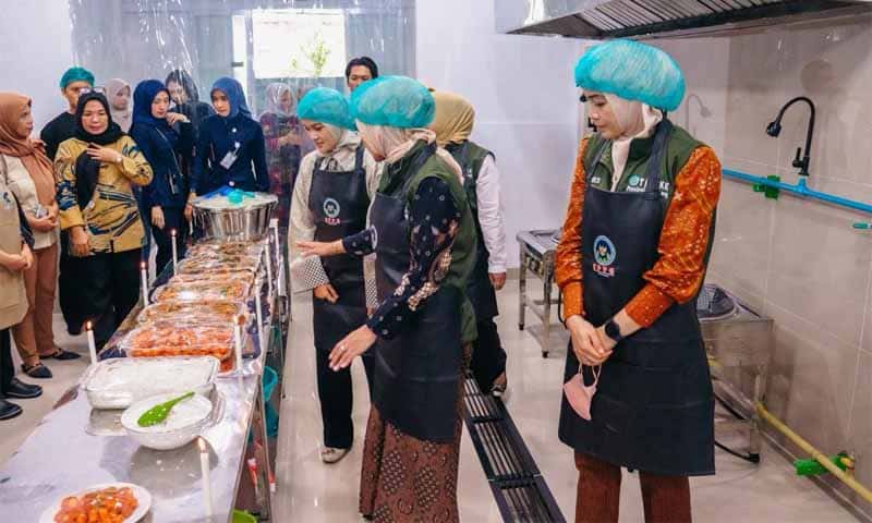 Ketua TP PKK Provinsi Lampung, Purnama Wulan Sari, meresmikan Dapur MBG Satuan Pelayanan Pemenuhan Gizi SPPG Hajimena | Foto: Ist.