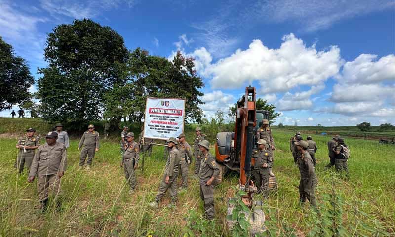 Penertiban dan pengosongan aset lahan milik Pemerintah Provinsi Lampung yang berada di Desa Purwotani Kecamatan Jati Agung | Foto: Ist.