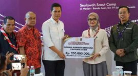 Wakil Gubernur Lampung, Jihan Nurlela, menyerahkan donasi untuk korban bencana di Aceh | Foto: Ist.