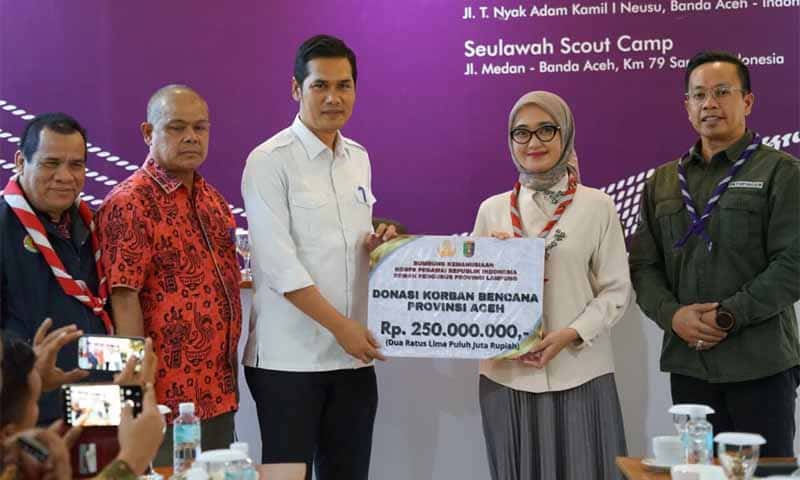 Wakil Gubernur Lampung, Jihan Nurlela, menyerahkan donasi untuk korban bencana di Aceh | Foto: Ist.