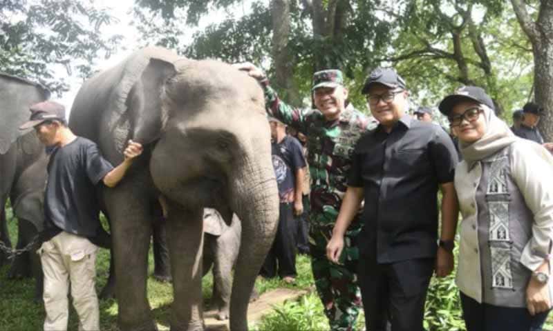Ketua DPRD Provinsi Lampung, Ahmad Giri Akbar menghadiri rembuk bersama warga desa penyangga Taman Nasional Way Kambas | Foto: Ist.
