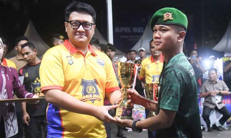 Ketua DPRD Provinsi Lampung yang juga Ketua PERBATI Provinsi Lampung, A. Giri Akbar, S.E., M.B.A., memberikan hadiah kepada salah satu pemenang Kejuaraan Tinju Amatir Polresta Bandar Lampung Boxing Championship Tahun 2026 | Foto: Ist.