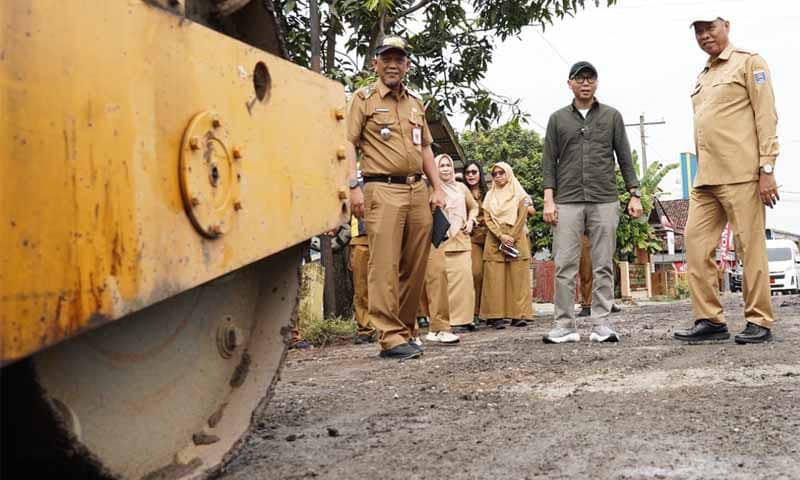 Gubernur Lampung, Rahmat Mirzani Djausal, meninjau penanganan reaksi cepat perbaikan ruas jalan provinsi di Kota Metro dan Kabupaten Lampung Tengah | Foto: Ist.