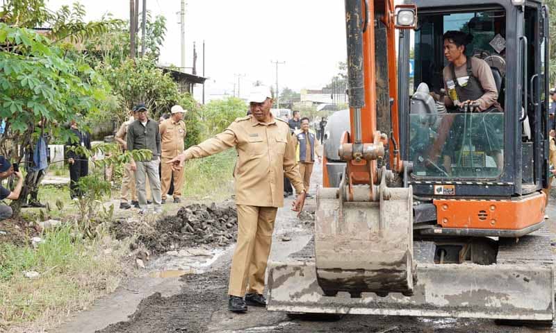 Gubernur Lampung, Rahmat Mirzani Djausal, meninjau penanganan reaksi cepat perbaikan ruas jalan provinsi di Kota Metro dan Kabupaten Lampung Tengah | Foto: Ist.