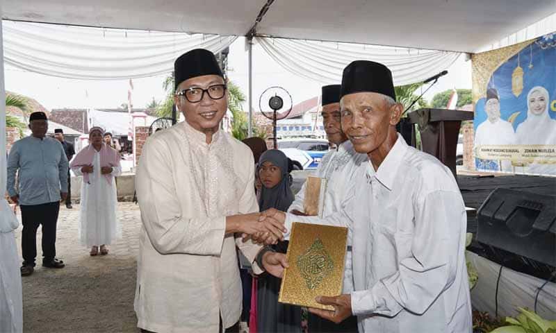 Gubernur Lampung, Rahmat Mirzani Djausal memberikan bantuan keagamaan | Foto: Ist.