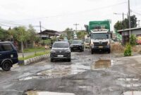 Jalan Rusak diduga akibat kerap dilalui kendaraan Over Dimension Over Load (ODOL) | Foto: Ist.