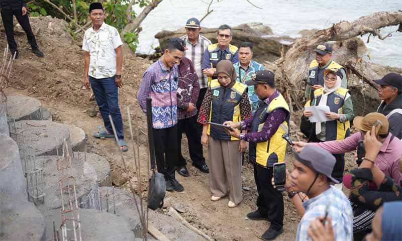 Wakil Gubernur Lampung, Jihan Nurlela, meninjau progres penanganan darurat tanah longsor di ruas jalan provinsi Sp. Umbar–Putih Doh, Pekon Putih Doh, Kecamatan Cukuh Balak, Kabupaten Tanggamus, Kamis (26/2/2026) | Foto: Ist.