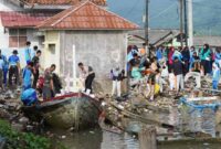 Kegiatan KORVE Gerakan Bersih-bersih Serentak di sepanjang jalan menuju Pulau Pasaran | Foto: Ist.