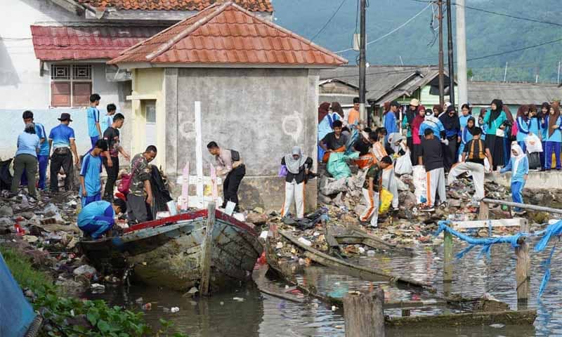 Kegiatan KORVE Gerakan Bersih-bersih Serentak di sepanjang jalan menuju Pulau Pasaran | Foto: Ist.