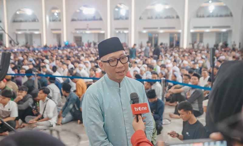 Gubernur Lampung, Rahmat Mirzani Djausal, menghadiri kegiatan Doa untuk Negeri, Damai Indonesiaku dalam rangka Hari Ulang Tahun ke-18 TV One, yang digelar di Masjid Al-Bakrie | Foto: Ist.