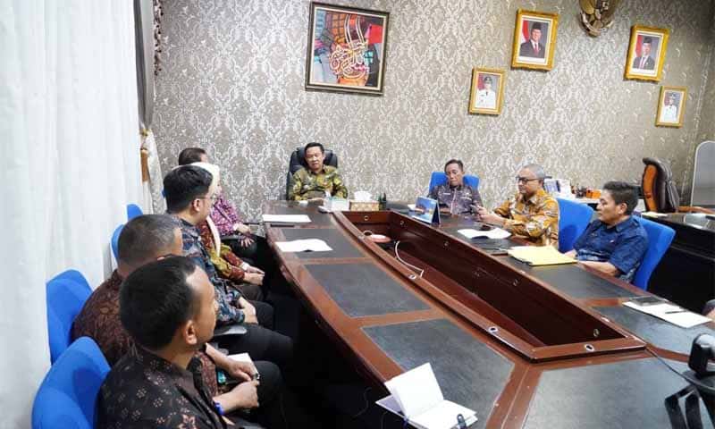 Sekretaris Daerah Provinsi Lampung, Marindo Kurniawan, saat memimpin rapat koordinasi pembahasan integrasi aplikasi Lampung-In | Foto: Ist.