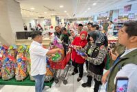 Tim gabungan melakukan pemantauan di sejumlah titik distribusi pangan di Lampung | Foto: Ist.