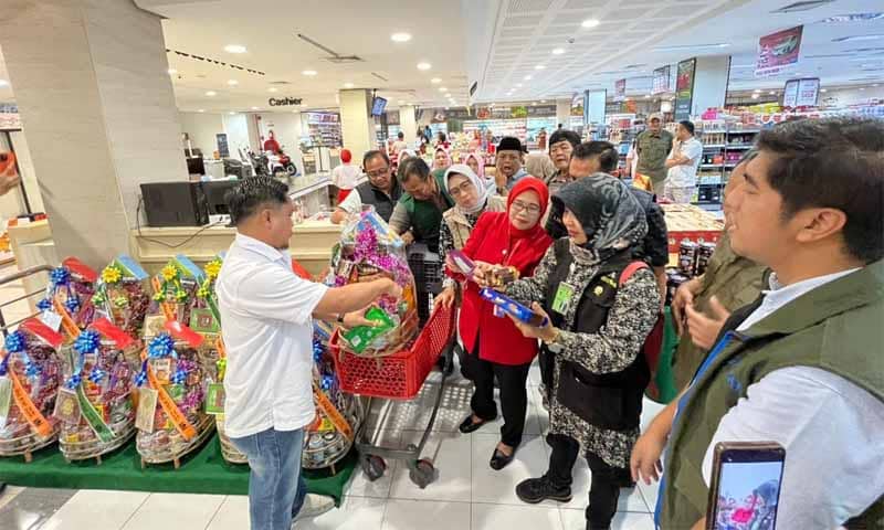 Tim gabungan melakukan pemantauan di sejumlah titik distribusi pangan di Lampung | Foto: Ist.