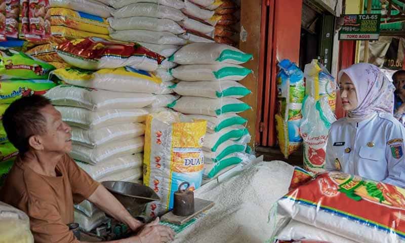 Wakil Gubernur Lampung, Jihan Nurlela, melakukan peninjauan langsung harga dan stok pangan di Pasar Kangkung, Rabu (4/3/2026) | Foto: Ist.