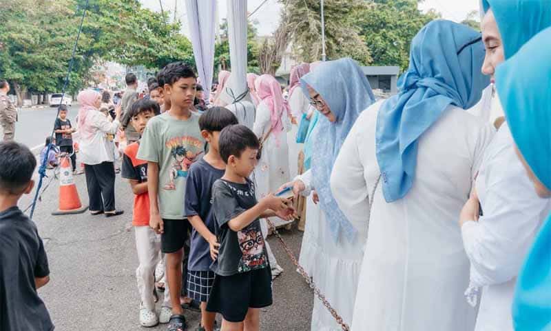 Kolaborasi TP PKK, DWP, dan OPD Lampung Bagikan 300 Paket Takjil Ramadan | Foto: Ist.