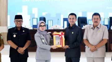 Bupati Pesawaran, Nanda Indira Bastian bersama Wakil Bupati Antonius Muhammad Ali menyampaikan Laporan Keterangan Pertanggungjawaban (LKPJ) Tahun Anggaran 2025 | Foto: Ist.