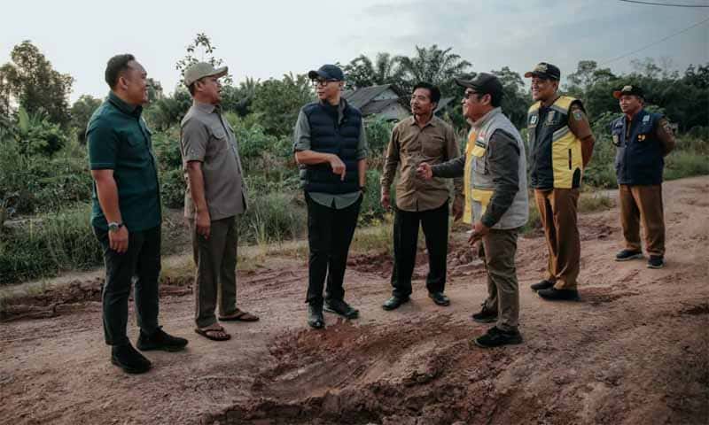 Gubernur Lampung, Rahmat Mirzani Djausal, meninjau langsung penanganan reaksi cepat ruas jalan Gedong Aji–Umbul Mesir, Kecamatan Rawa Pitu, Kabupaten Tulang Bawang, Selasa (3/3/2026) | Foto: Ist.