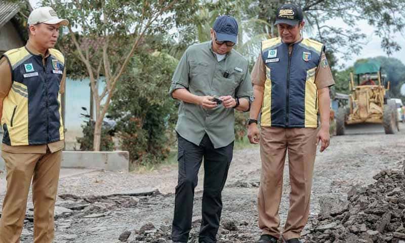 Gubernur Lampung, Rahmat Mirzani Djausal, meninjau progres penanganan reaksi cepat di ruas jalan Gunung Batin–Daya Murni, Kecamatan Terusan Nunyai, Kabupaten Lampung Tengah | Foto: Ist.