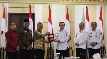 Sekretaris Daerah Provinsi Lampung, Marindo Kurniawan, menerima audiensi Ombudsman RI bersama sejumlah organisasi perangkat daerah | Foto: Ist.