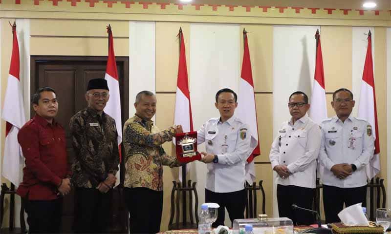 Sekretaris Daerah Provinsi Lampung, Marindo Kurniawan, menerima audiensi Ombudsman RI bersama sejumlah organisasi perangkat daerah | Foto: Ist.