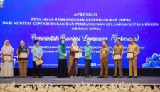 Pemerintah Provinsi Lampung menerima apresiasi dari Menteri Kependudukan dan Pembangunan Keluarga/Kepala BKKBN atas keberhasilan menyusun dokumen Peta Jalan Pembangunan Kependudukan | Foto: Ist.